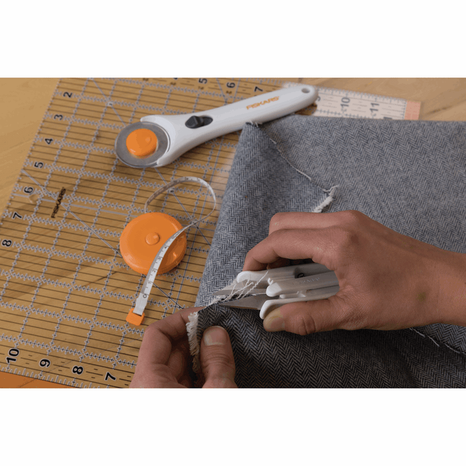 Fiskars Scissor EasyAction™: Thread Snip: Softgrip® For Cutting Paper Fabric Sewing Accessory